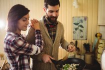Пара готує їжу разом на кухні вдома — стокове фото