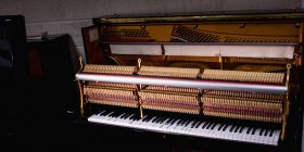 Старе дерев'яне піаніно в інтер'єрі майстерні — стокове фото
