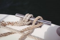 Primo piano della corda legata al dissuasore sul ponte della barca — Foto stock
