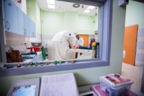 Paciente que entra na máquina de ressonância magnética no hospital — Fotografia de Stock