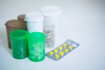 Крупним планом різні рецептурні ліки на столі в аптеці — стокове фото