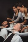 Клієнти отримують їх волосся мити в салон — Stock Photo