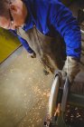 Зварювальник різання металу з електричним інструментом в майстерні — стокове фото