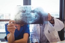 Arzt und Krankenschwester untersuchen Röntgenbild im Krankenhaus — Stockfoto