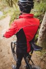 Vista posteriore di mountain bike sul sentiero nel bosco — Foto stock