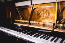 Piano en bois vintage avec clavier classique à l'atelier antique — Photo de stock