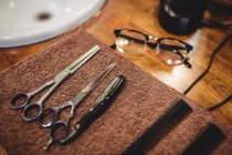 Pentes de barbeiro e tesoura na mesa de madeira na barbearia — Fotografia de Stock