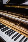 Primer plano del teclado de piano antiguo en el taller - foto de stock