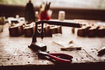 Werkzeuge und Geräte auf dem Tisch in der Werkstatt — Stockfoto