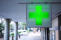Медичний хрест знак поза будівлею аптеки — стокове фото