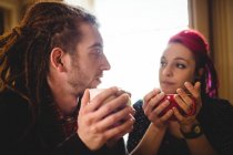 Hipster casal tomando chá em casa — Fotografia de Stock
