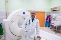 Ritratto di medico in piedi vicino alla risonanza magnetica in ospedale — Foto stock