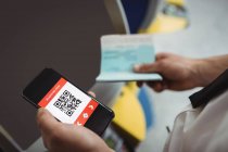 Viaggiatori che utilizzano la macchina self service per il check-in in aeroporto — Foto stock