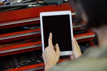 Geschnittenes Bild eines Mechanikers mit digitalem Tablet in der Werkstatt — Stockfoto