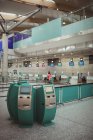 Máquinas de check-in self-service no terminal do aeroporto — Fotografia de Stock