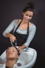 Женщина моет волосы в салоне — стоковое фото