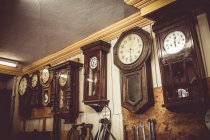 Uhren zur Reparatur hängen an der Wand — Stockfoto
