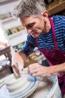 Крупним планом чоловічий гончар робить гончарні вироби в керамічній майстерні — стокове фото
