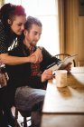 Couple hipster souriant utilisant la tablette pour les achats en ligne à la maison — Photo de stock