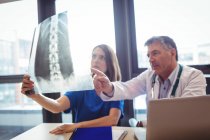 Arzt und Krankenschwester untersuchen Röntgenbild im Krankenhaus — Stockfoto