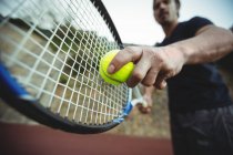 Homem com raquete de tênis pronto para servir no tribunal — Fotografia de Stock