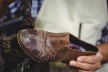 Nahaufnahme des Schuhmachers, der in der Werkstatt einen Schuh poliert — Stockfoto