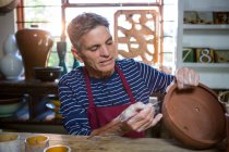 Masculino oleiro pintura no pote no cerâmica oficina — Fotografia de Stock