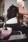 Imagem cortada de Cabeleireiro styling cabelo do cliente no salão — Fotografia de Stock