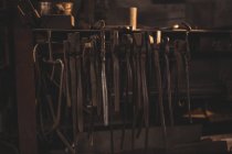 Gros plan sur les outils du forgeron sur le lieu de travail — Photo de stock