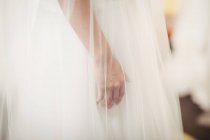 Розрив жінки, яка намагається на весільній сукні в магазині — стокове фото