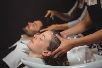 Clients getting their hair wash at salon — Stock Photo