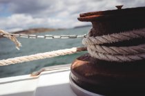 Fechar a corda amarrada ao bollard no convés do barco — Fotografia de Stock