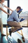 Physiotherapeutin gibt männlichen Patienten in Klinik Rückenmassage — Stockfoto