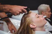 Donna ottenere il suo lavaggio dei capelli al salone — Foto stock