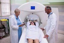 Doctors talking to patient before mri scanning test at hospital — Stock Photo