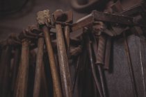 Gros plan sur les outils du forgeron sur le lieu de travail — Photo de stock
