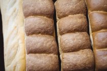 Primo piano del pane appena sfornato al supermercato — Foto stock