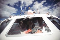 Рибалка керує рибальським човном у сонячний день — стокове фото