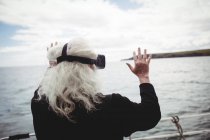 Vista posteriore di Fisherman utilizzando auricolare realtà virtuale sulla barca da pesca — Foto stock