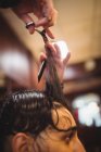 Homem recebendo seu cabelo aparado com tesoura na barbearia — Fotografia de Stock