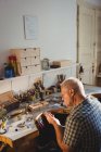 Goldschmied bereitet Arbeitswerkzeug in Werkstatt vor — Stockfoto
