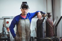 Портрет мужчины-сварщика, стоящего в мастерской — стоковое фото