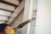 Imagem cortada de Carpenter trabalhando na moldura da porta em casa — Fotografia de Stock