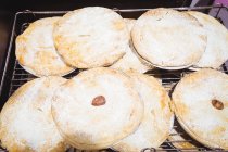 Крупный план яблочных пирогов на стойке охлаждения в супермаркете — стоковое фото