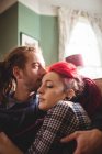 Romantisches Hipster-Paar, das sich zu Hause umarmt — Stockfoto