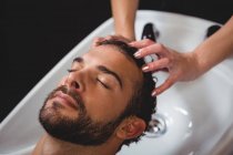 Man getting his hair wash at salon — Stock Photo