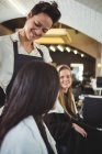 Parrucchiere che lavora su clienti a salone di capelli — Foto stock