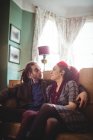 Romantica coppia hipster seduta sul divano di casa — Foto stock
