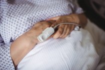 Pulsoximeter an der Hand eines Patienten im Krankenhaus — Stockfoto