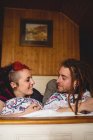 Joven pareja hipster relajándose en la cama en casa - foto de stock